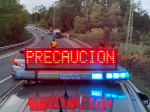 Imagen de archivo de un luminoso en un coche de la Guardia Civil de Tráfico ante un accidente de tráfico. EFE/Sxenick