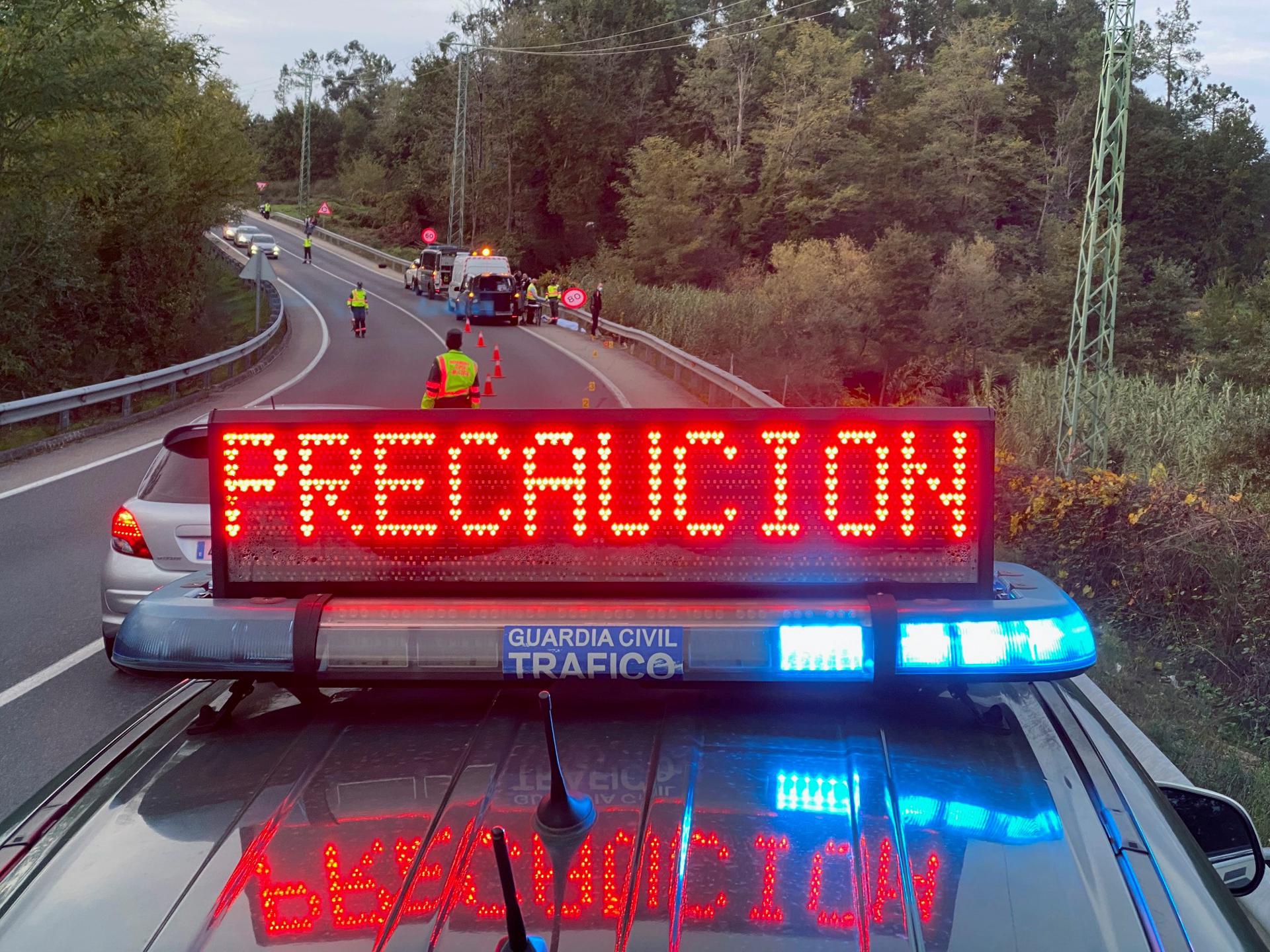 Imagen de archivo de un luminoso en un coche de la Guardia Civil de Tráfico ante un accidente de tráfico. EFE/Sxenick