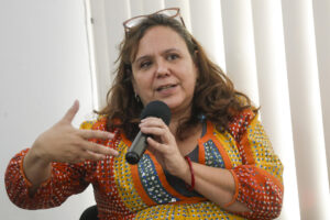 La periodista Marcela Turati habla durante una rueda de prensa este miércoles, en la Ciudad de México (México). EFE/ Isaac Esquivel