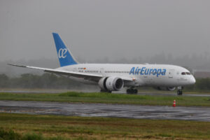 Imagen de archivo de un avión de Air Europa aterrizando en el Aeropuerto Internacional Silvio Pettirossi en Luque (Paraguay). EFE/ Juan Pablo Pino
