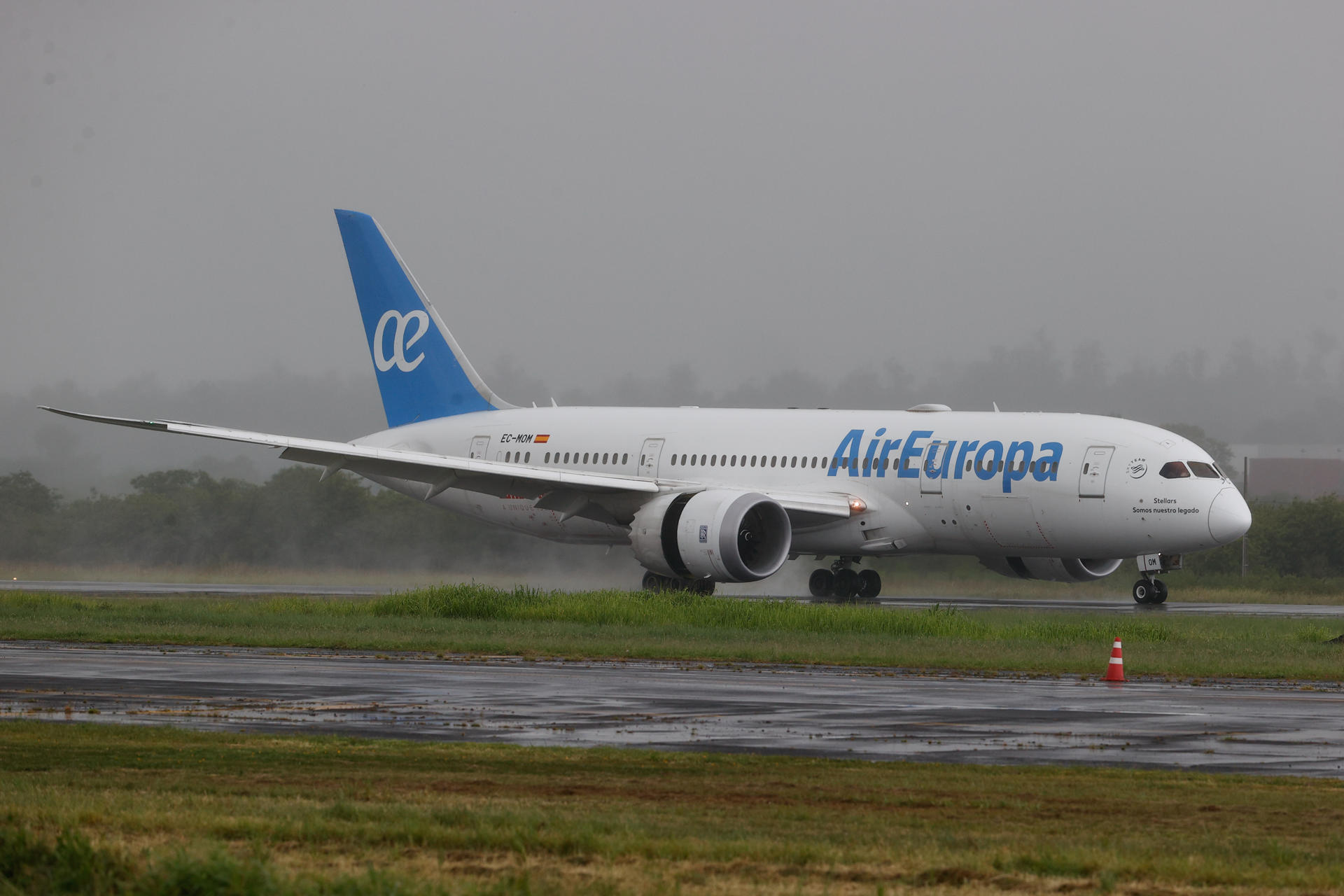 Imagen de archivo de un avión de Air Europa aterrizando en el Aeropuerto Internacional Silvio Pettirossi en Luque (Paraguay). EFE/ Juan Pablo Pino