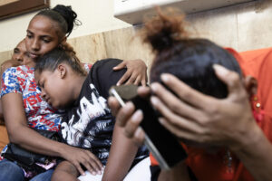Estefani Morla Coronado (c), madre de la menor asesinada el fin de semana, asiste este miércoles al Palacio de Justicia, en Santo Domingo (República Dominicana). EFE/ Orlando Barría