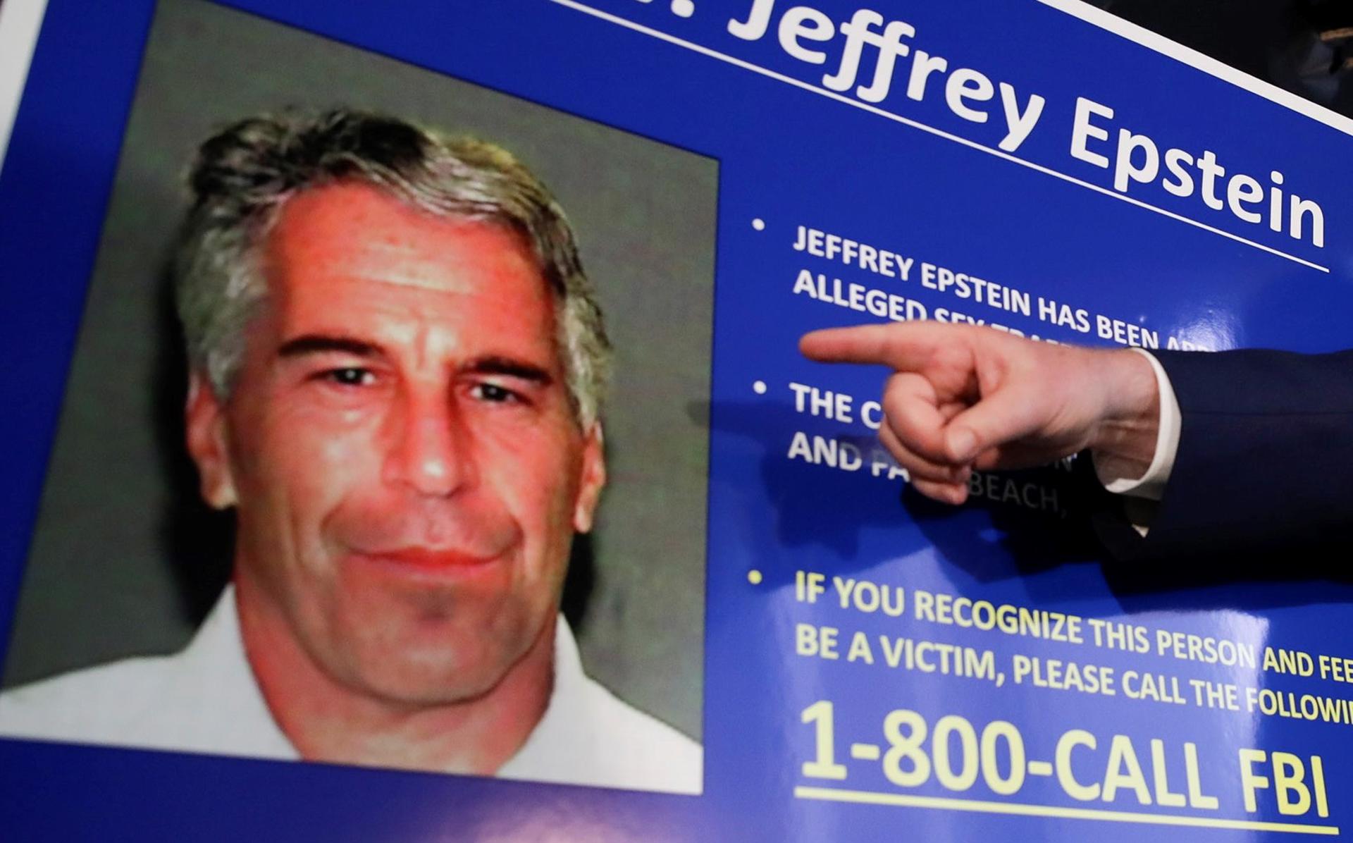 Fotografía de archivo del detalle de un cartel en el que se señala una retrato del fallecido magnate neoyorquino Geoffrey Berman, acusado de pederastia y tráfico sexual. EFE/Jason Szenes
