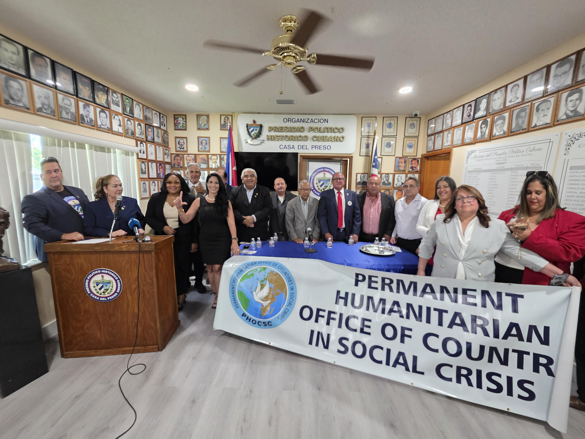 Integrantes de organizaciones civiles y grupos conservadores posan durante una reunión este 28 de agosto de 2025, en Miami (Estados Unidos). EFE/ Alberto Boal