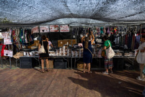 Los toledanos sobrellevan como pueden la ola de calor en el mercadillo, este martes. EFE/Ismael Herrero