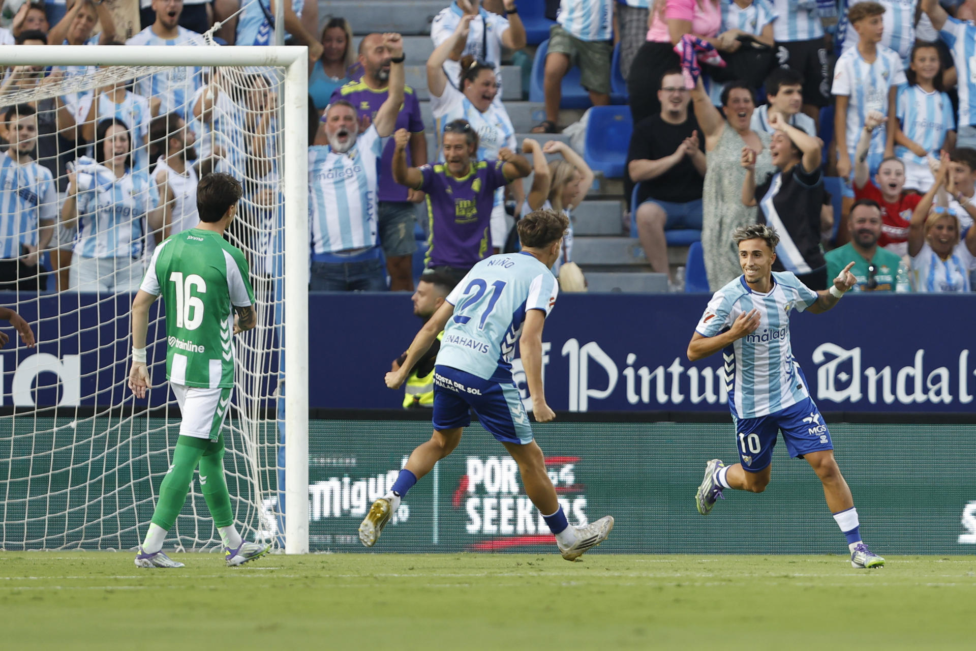 El centrocampista del Málaga David Larrubia (d) celebra tras marcar su gol durante el partido del Torneo Costa del Sol que Málaga CF y Real Betis disputan hoy sábado en el estadio de La Rosaleda. EFE/Jorge Zapata