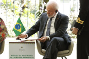 El presidente de Brasil, Luiz Inácio Lula da Silva, asiste a la V Cumbre de Países Amazónicos este viernes, en Bogotá (Colombia). EFE/ Mauricio Dueñas Castañeda