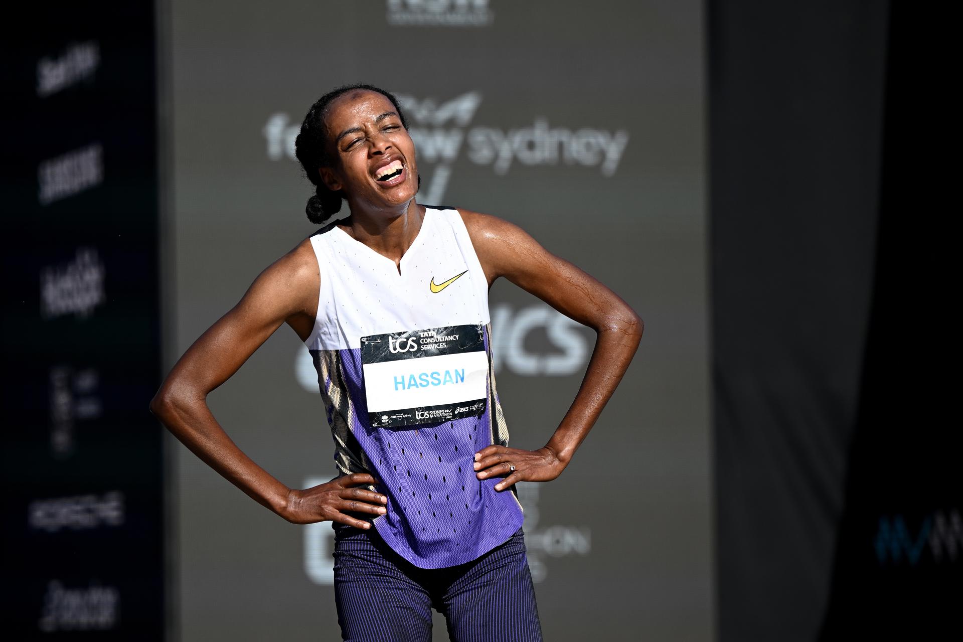 La neerlandesa Sifan Hassan, tras cruzar en primer lugar de la competición femenina la meta en el Maratón de Sídney. EFE/EPA/BIANCA DE MARCHI
", "to": "es" }