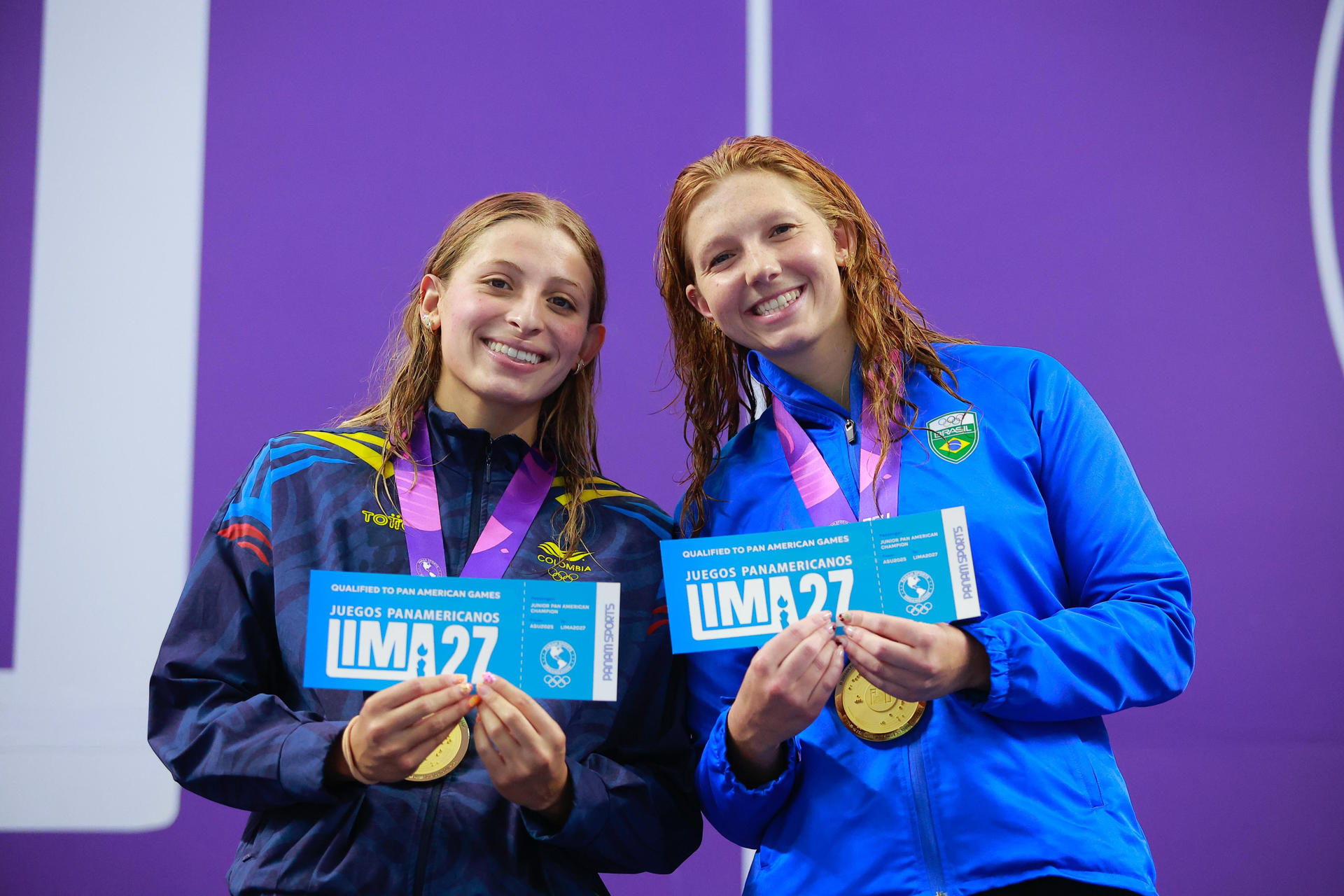 La brasileña Stephanie Balduccini (d) y la colombiana Isabella Bedoya ganaron medallas de oro al empatar el primer lugar de los 50 metros libre femenino de la natación en los Juegos Panamericanos Junior ASU2025. EFE/ Agencia Xpressmedia / Panam Sports
