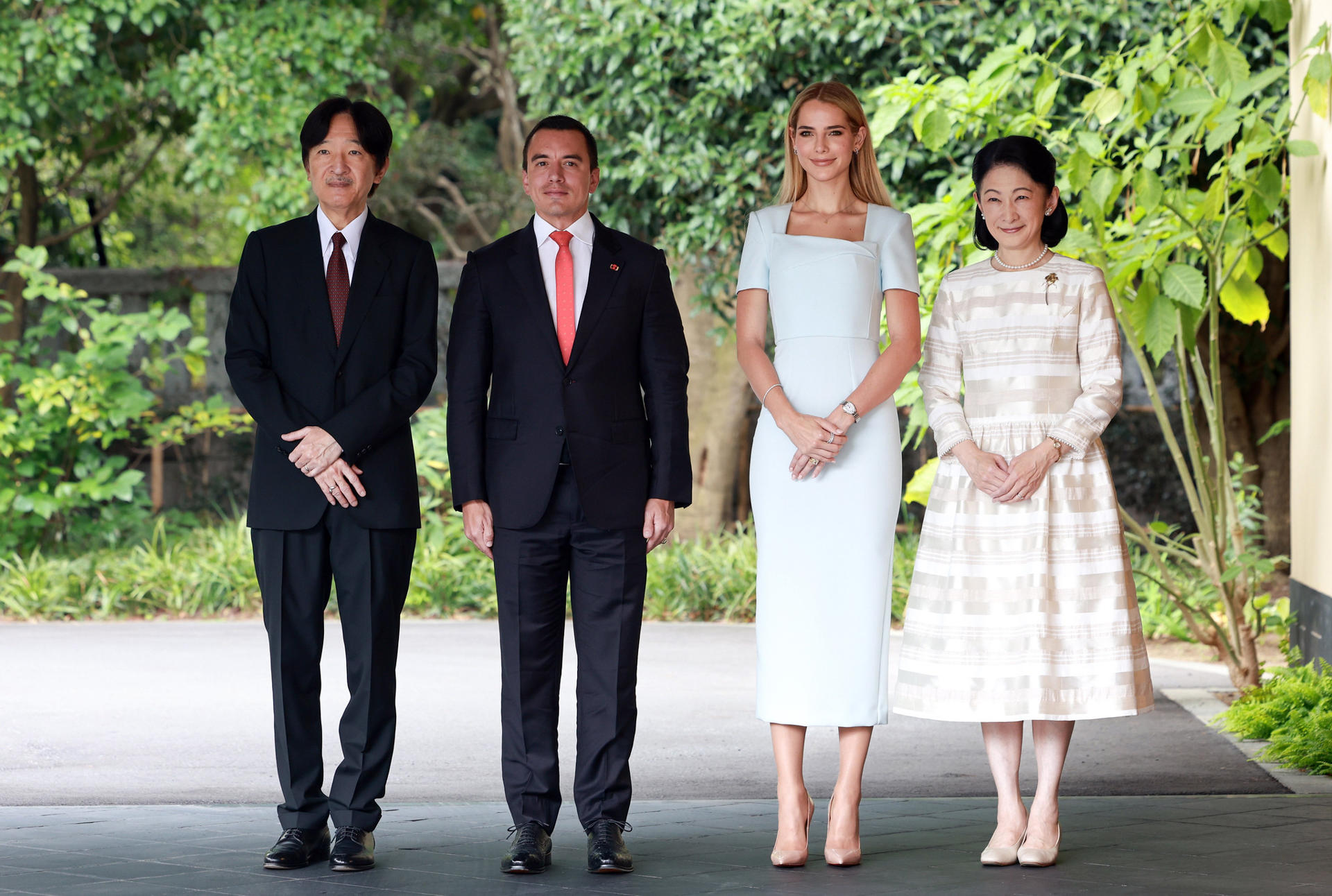 Fotografía cedida por la Presidencia de Ecuador de su mandatario Daniel Noboa (c-i) posando junto a su esposa Lavinia Valbonesi (c-d) y los Príncipes Herederos de Japón, Fumihito (i) y Kiko de Akishino este viernes, en Tokio. EFE/ Presidencia de Ecuador /SOLO USO EDITORIAL/NO VENTAS/SOLO DISPONIBLE PARA ILUSTRAR LA NOTICIA QUE ACOMPAÑA (CRÉDITO OBLIGATORIO)