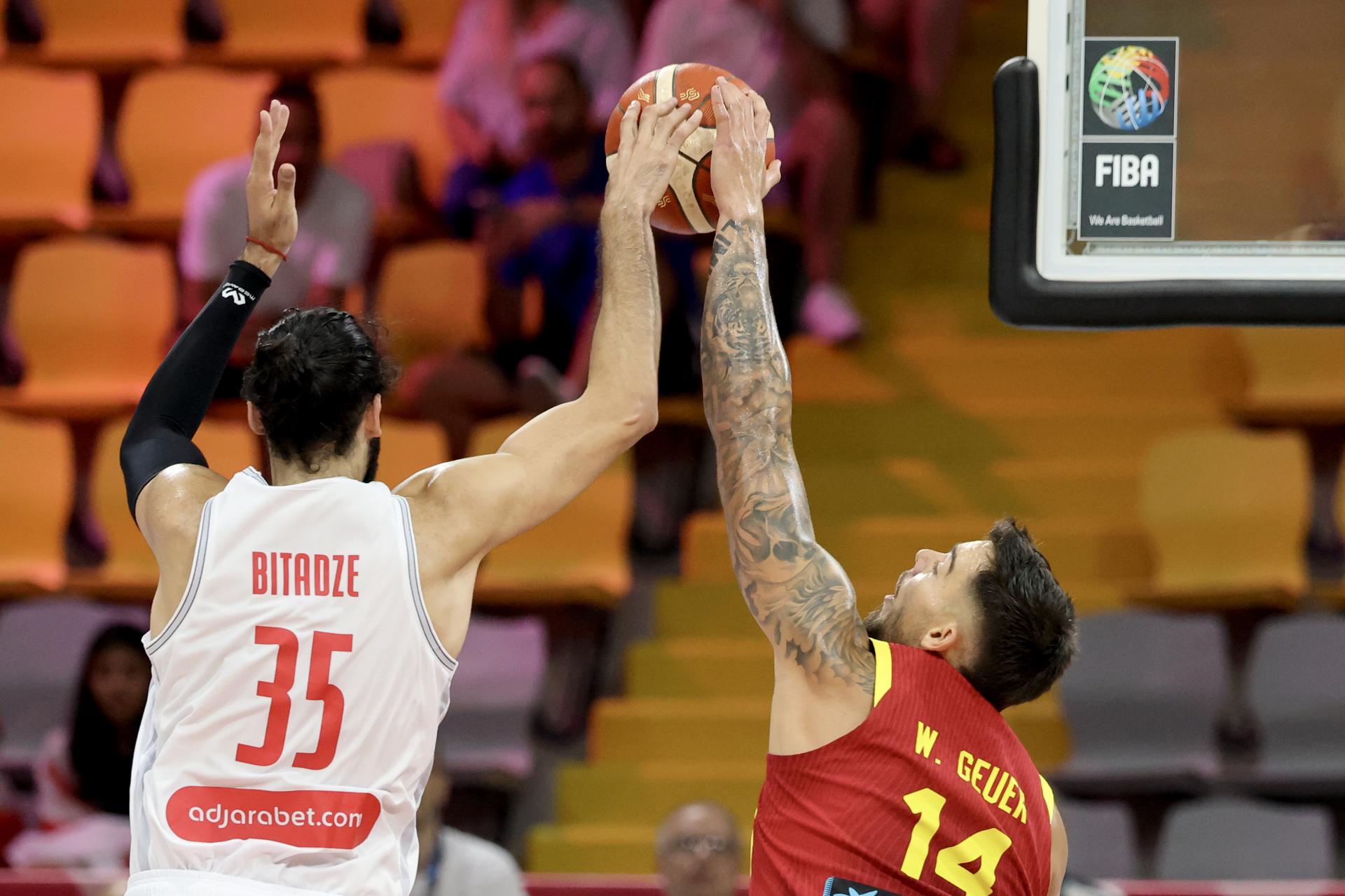 El español Willy Hernangomez (d) en acción contra el georgiano Goga Bitadze, durante el partido correspondiente al grupo C del EuroBasket 2025 disputado este jueves en Limassol. EFE/ GEORGI LICOVSKI