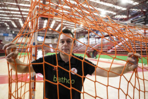 El entrenador del Bathco BM Torrelavega, Jacobo Cuétara, duante una entrevista con EFE en Torrelavega. EFE/ Pedro Puente Hoyos
