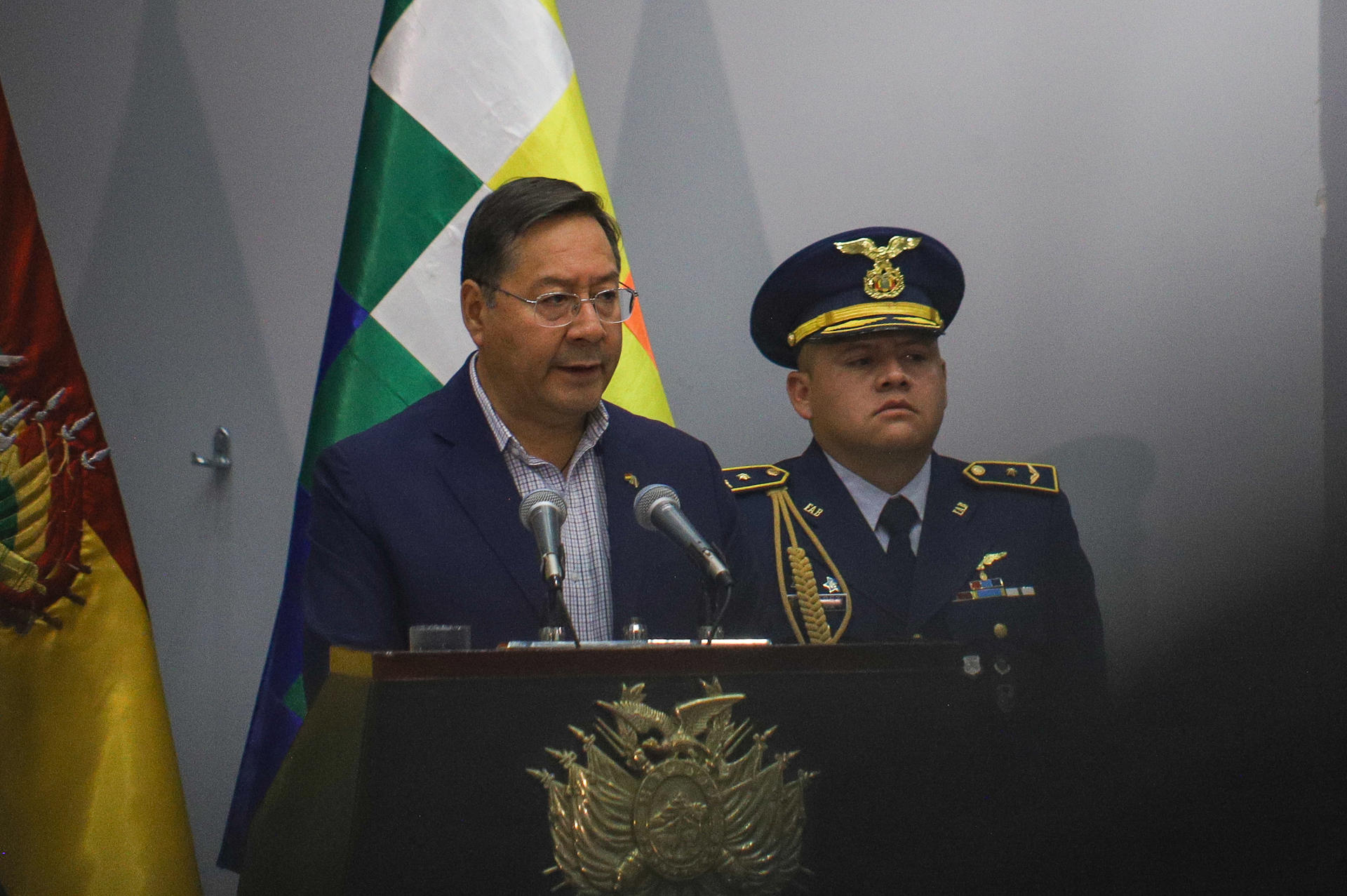 El presidente de Bolivia, Luis Arce, habla durante la posesión del nuevo alto mando militar este jueves, en el Palacio de Gobierno en La Paz (Bolivia). EFE/ Gabriel Márquez
