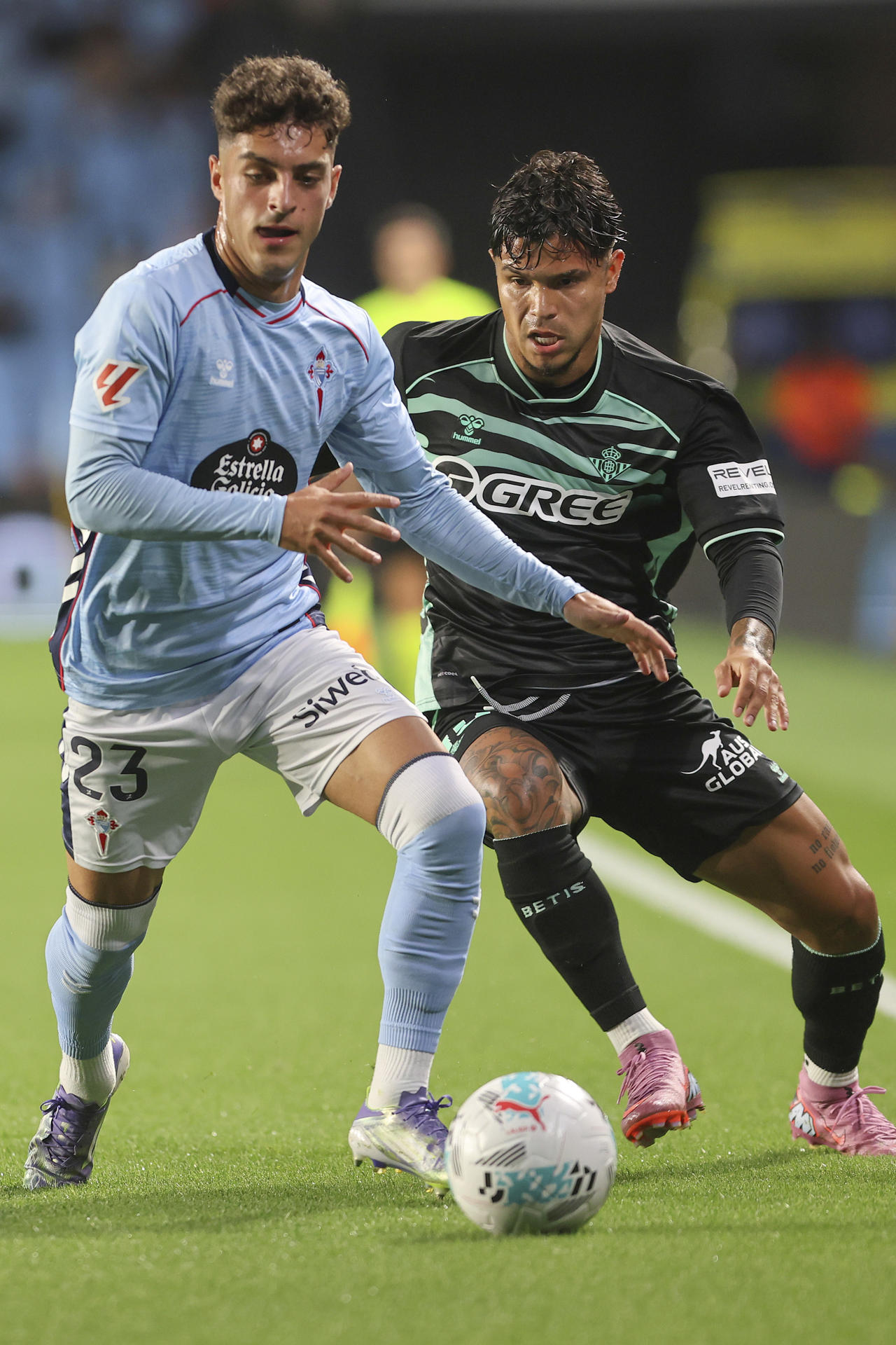 El centrocampista del Celta Hugo Álvarez (i) durante el partido de LaLiga de fútbol que Celta de Vigo y Real Betis disputan en el estadio de Balaídos. EFE/Salvador Sas