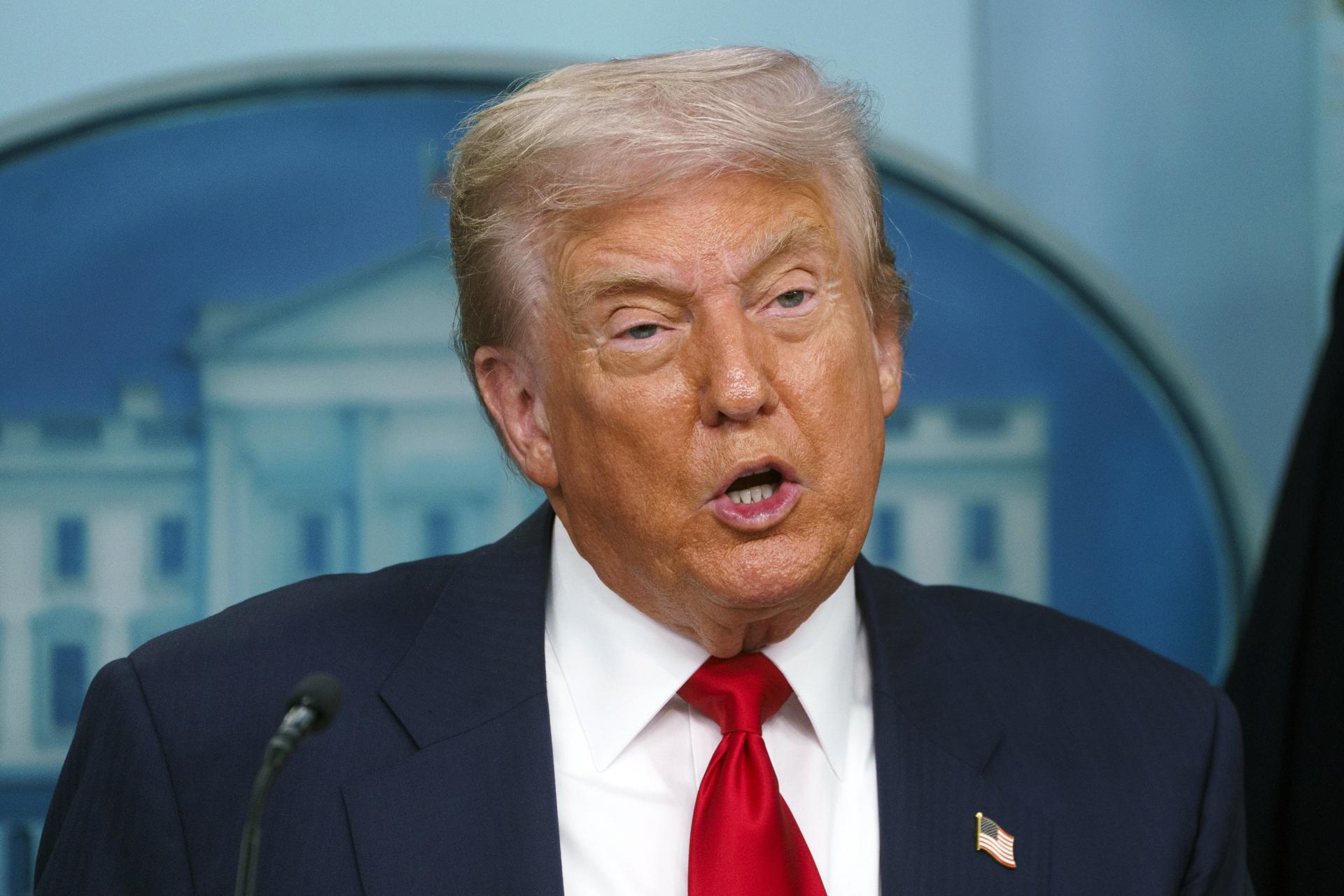 El presidente de Estados Unidos, Donald Trump, se dirige a los medios de comunicación en la sala de prensa James S. Brady de la Casa Blanca, Washington. EFE/EPA/WILL OLIVER / POOL