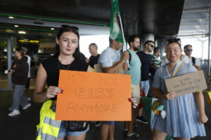 Imagen de una de las últimas concentraciones de tripulantes de cabina de EasyJet en el aeropuerto de Málaga convocada por USO para reclamar la equiparación de sus condiciones laborales con las del resto de la plantilla en otras bases europeas. EFE/Jorge Zapata