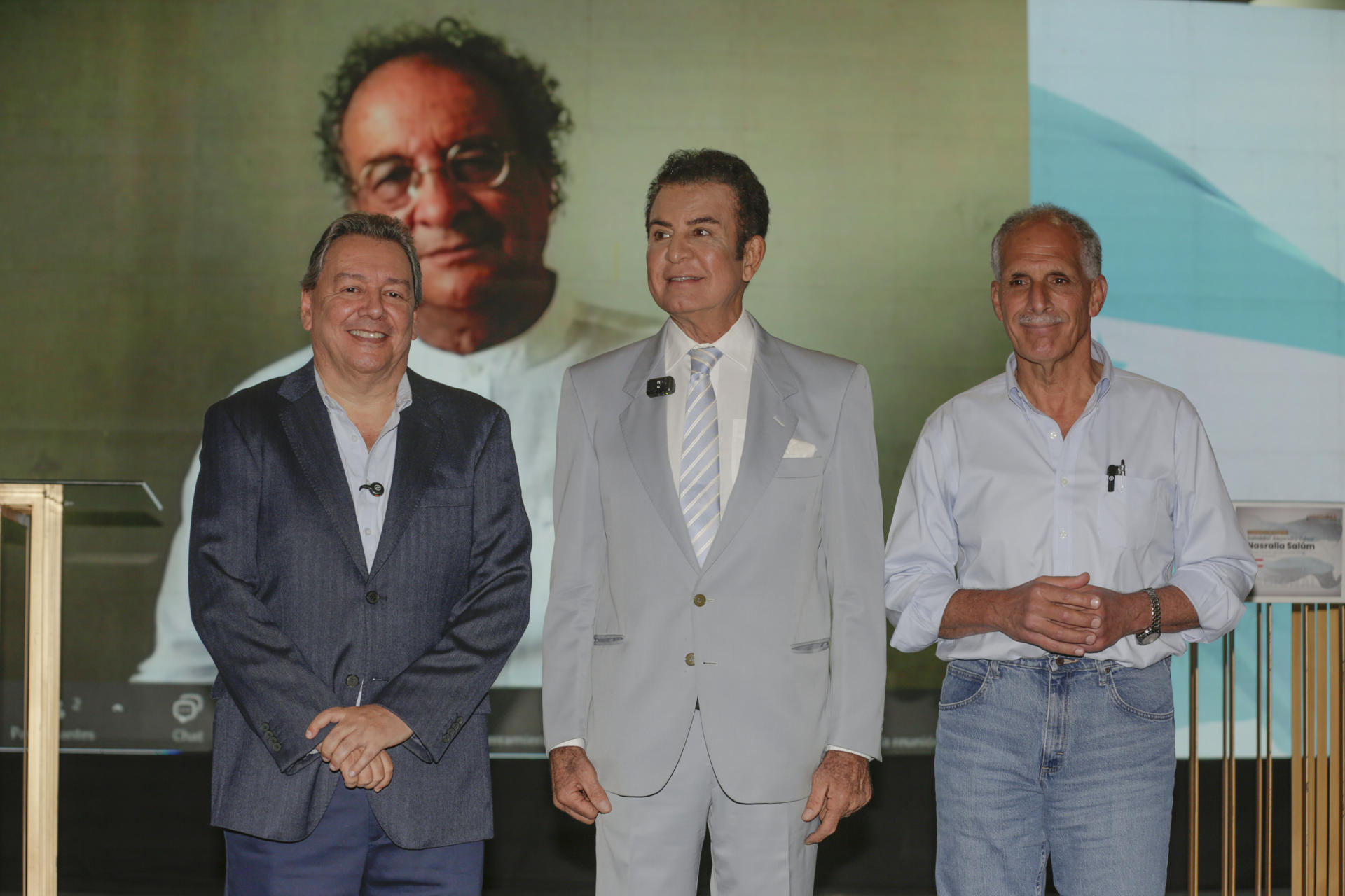 Los candidatos a la presidencia de Honduras Nasrya Asfura (d), del Partido Nacional; Salvador Nasralla (c), del Partido Liberal; y Mario Rivera, del partido Democracia Cristiana, fueron captados este martes, 5 de agosto, al posar durante la firma del acuerdo anticorrupción, Honduras primero: una promesa que se exige, un deber que se cumple, en Tegucigalpa (Honduras). EFE/Gustavo Amador