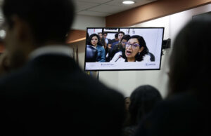 La Defensora de víctimas Gloria Cano (Pantalla) habla durante una audiencia ante la Corte Interamericana de Derechos Humanos (Corte IDH) este jueves, en San José (Costa Rica). EFE/ Jeffrey Arguedas