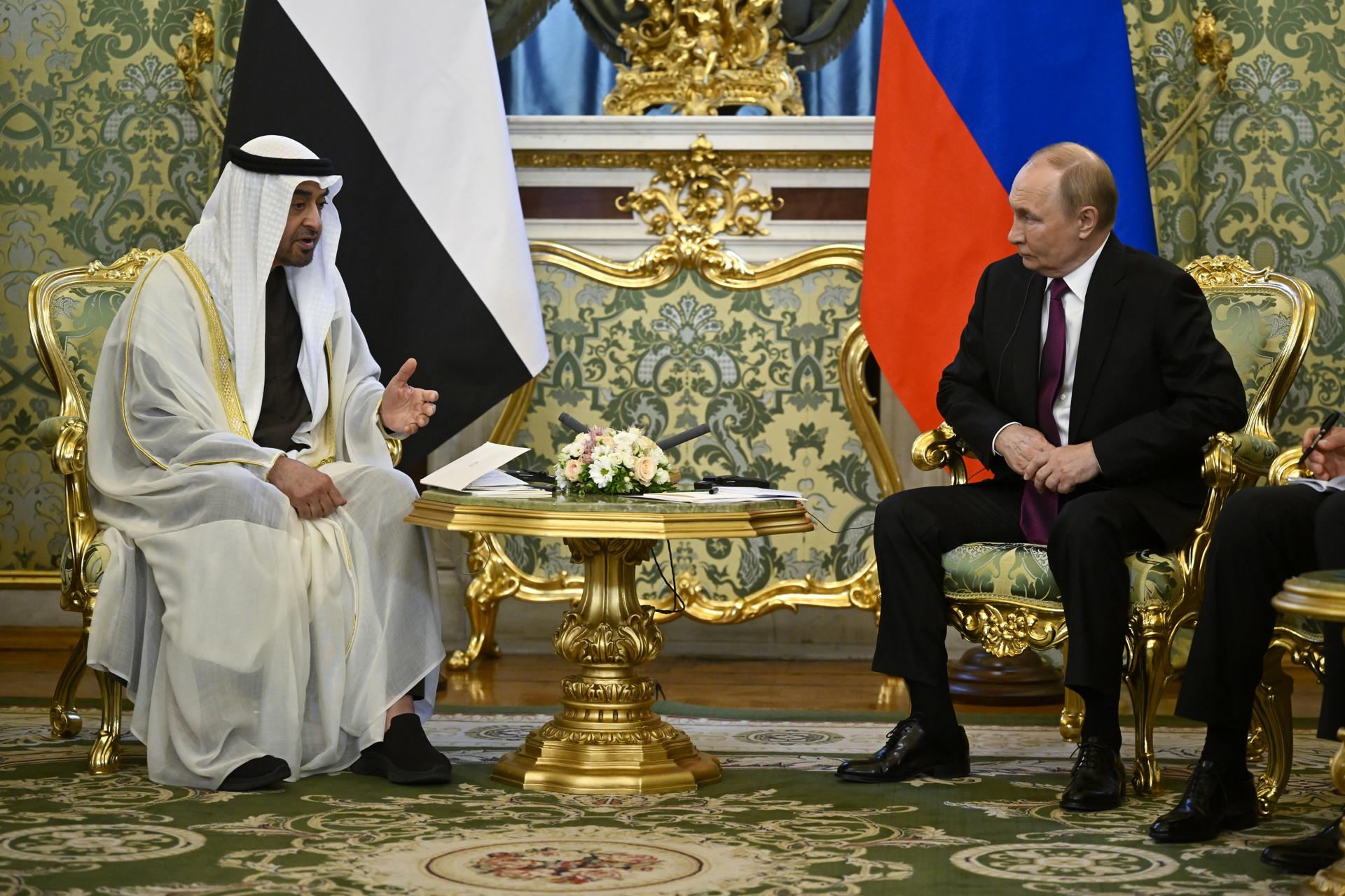 El presidente ruso, Vladimir Putin (der.), se reúne con el presidente de los Emiratos Árabes Unidos, el jeque Mohammed bin Zayed Al Nahyan (izq.), en el Kremlin en Moscú, Rusia, el 7 de agosto de 2025.(Rusia, Moscú) EFE/EPA/ALEXANDER NEMENOV / POOL