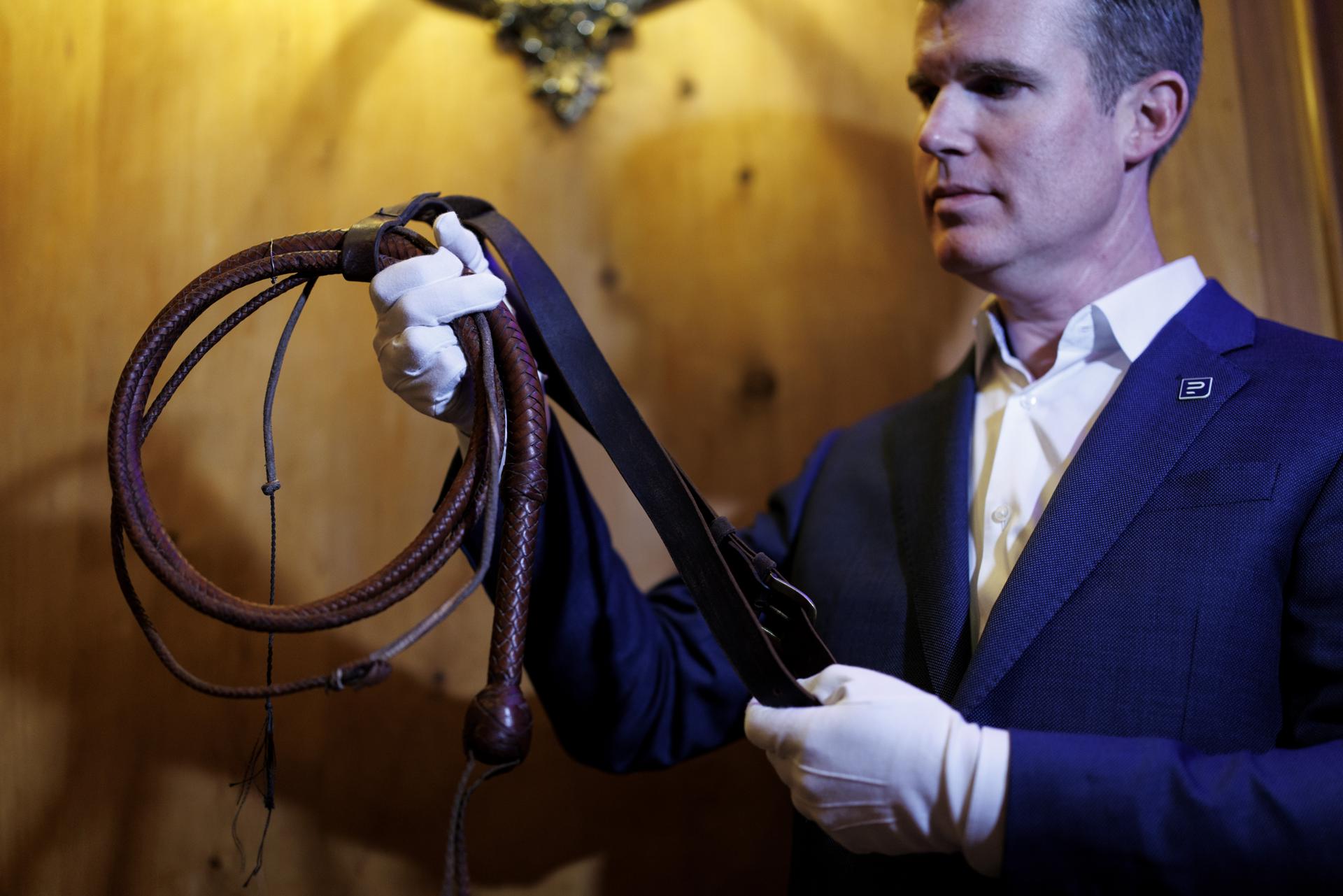 Un miembro del personal posa con un accesorio de película utilizado como el látigo de ocho pies de Indiana Jones y el cinturón y la funda del látigo utilizados en la película 'Indiana Jones y la última cruzada' durante un evento de prensa de la casa de subastas Propstore en The Dorchester en Londres, Reino Unido, 06 de agosto de 2025. La subasta en vivo con más de 1,000 lotes de accesorios utilizados en películas se pondrá a la venta del 04 de septiembre al 06 de septiembre de 2025 en Los Ángeles. (Cine, Reino Unido, Londres) EFE/EPA/TOLGA AKMEN
