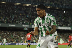 El delantero colombiano del Betis Juan Camilo Hernández "Cucho", en el estadio Benito Villamarín en Sevilla en foto de archivo de Julio Muñoz. EFE
