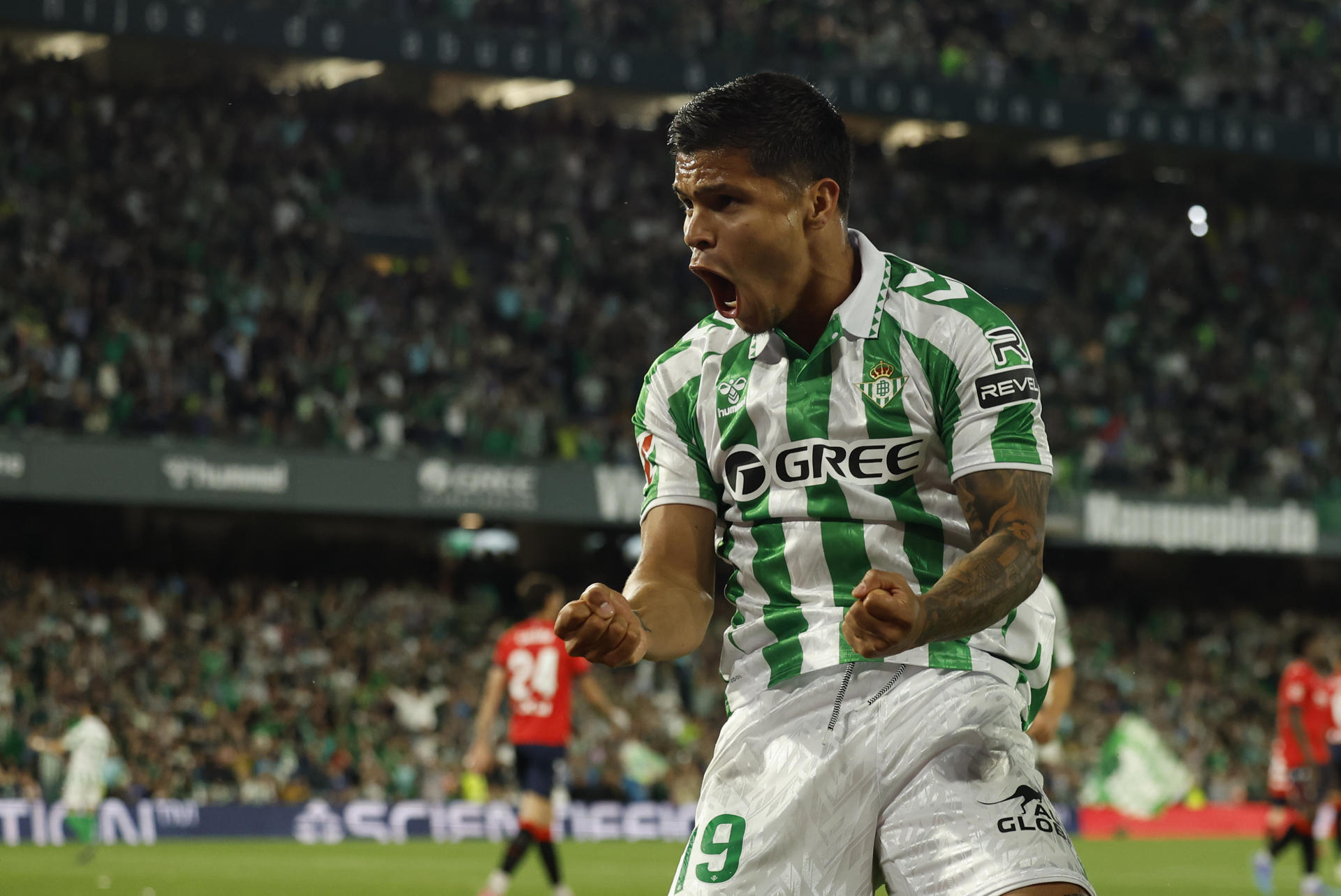 El delantero colombiano del Betis Juan Camilo Hernández "Cucho", en el estadio Benito Villamarín en Sevilla en foto de archivo de Julio Muñoz. EFE