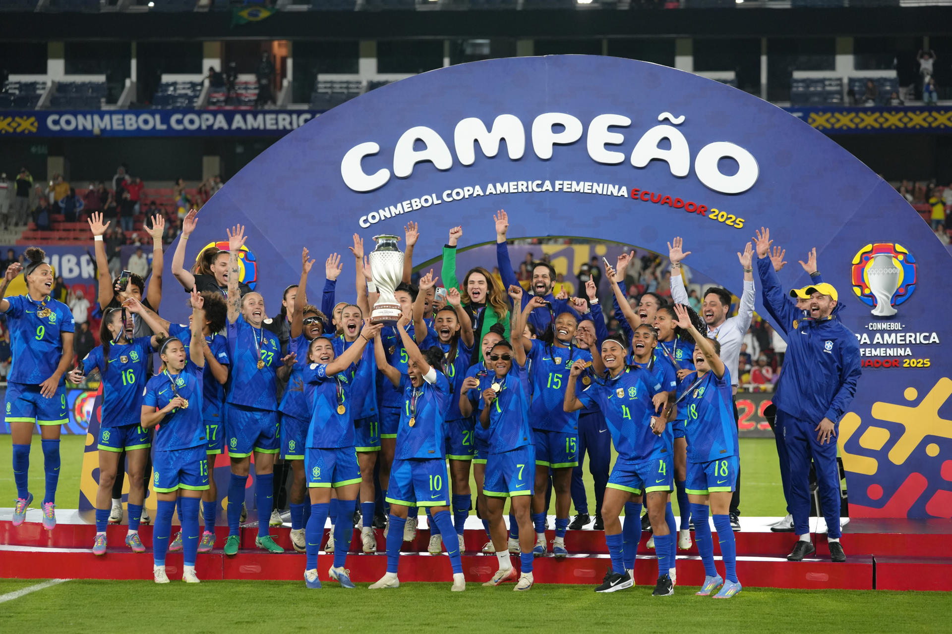 Angelina Alonso (i) y Marta Vieira da Silva (d) de Brasil sostienen el trofeo de la Copa América Femenina. EFE/ Vicente Costales