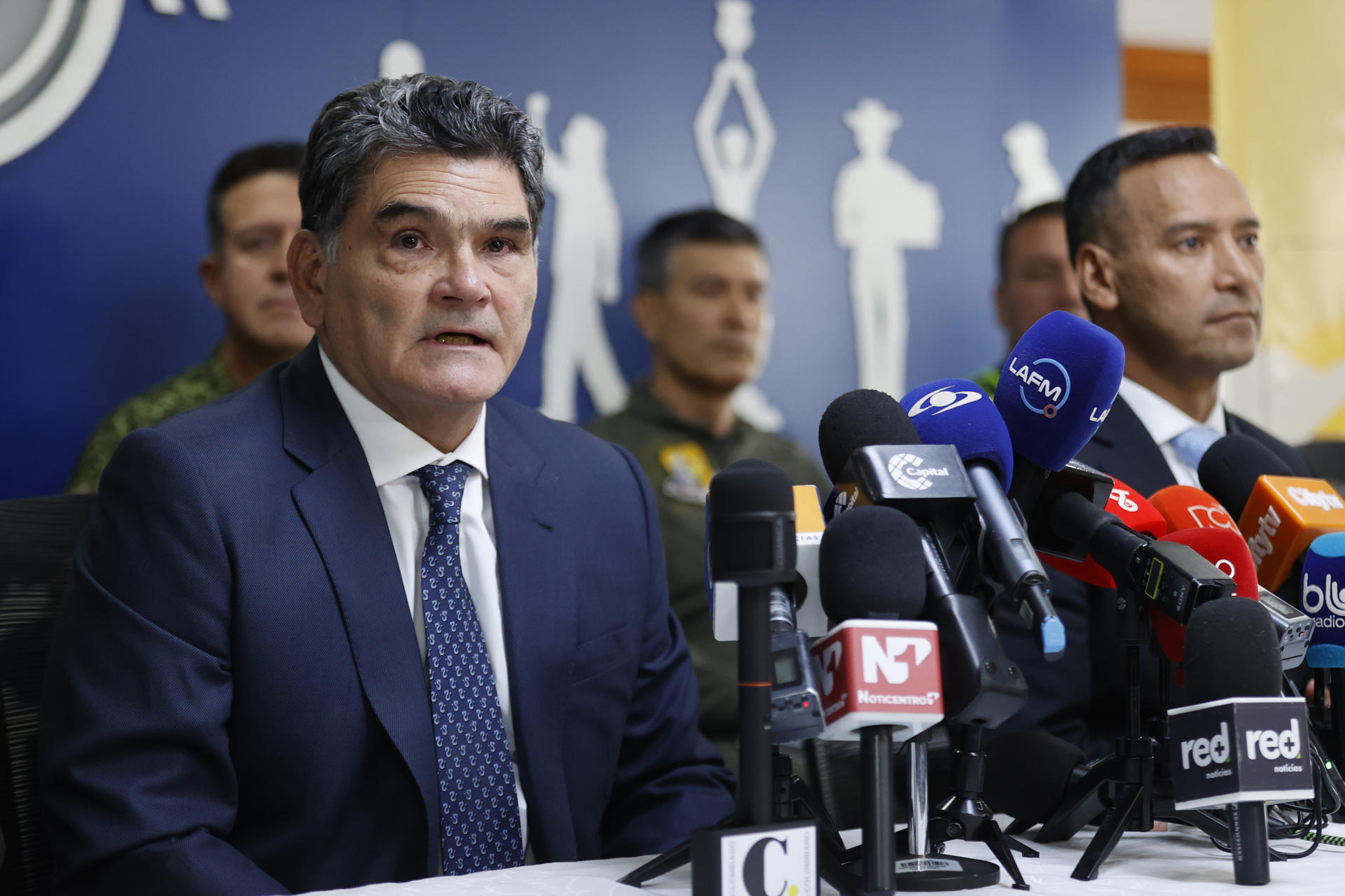 El procurador general, Gregorio Eljach (i), y el ministro de Defensa de Colombia, Pedro Sánchez, asisten a una rueda de prensa este martes, en Bogotá (Colombia). EFE/ Mauricio Dueñas Castañeda
