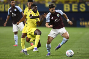 El centrocampista ghanés del Villarreal Thomas Partey (i) lucha con Álex Moreno, del Aston Villa, durante el partido del Trofeo de la Cerámica disputado el domingo. EFE/Andreu Esteban