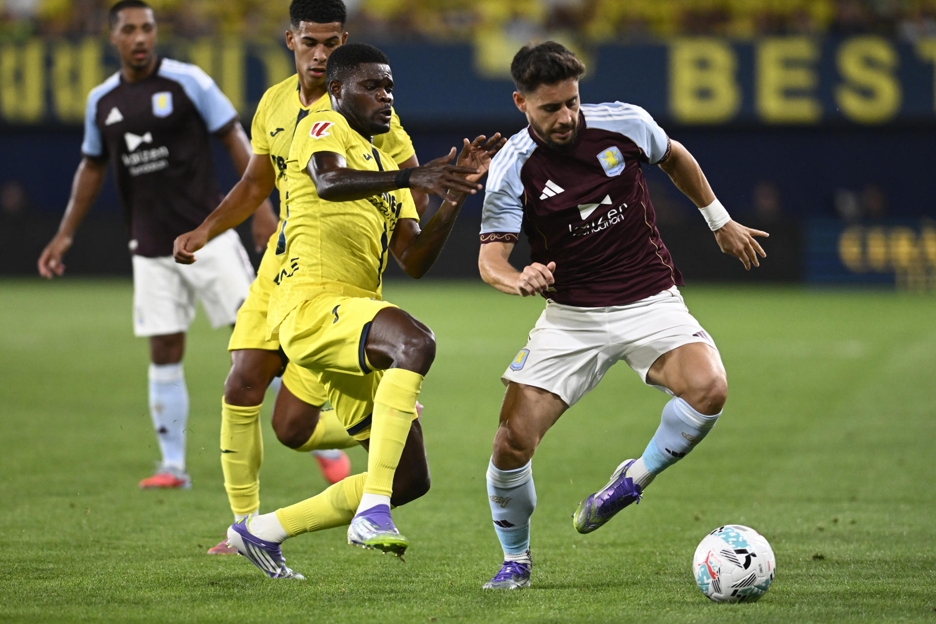El centrocampista ghanés del Villarreal Thomas Partey (i) lucha con Álex Moreno, del Aston Villa, durante el partido del Trofeo de la Cerámica disputado el domingo. EFE/Andreu Esteban