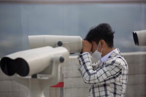 Fotografía de archivo de un ciudadano surcoreano al observar -a través de binoculares- el lado norcoreano del condado de Gaepung-gun, a lo largo de la Zona Desmilitarizada (DMZ), en Gimpo, provincia de Gyeonggi (Corea del Sur). EFE/Jeon Heon-Kyun