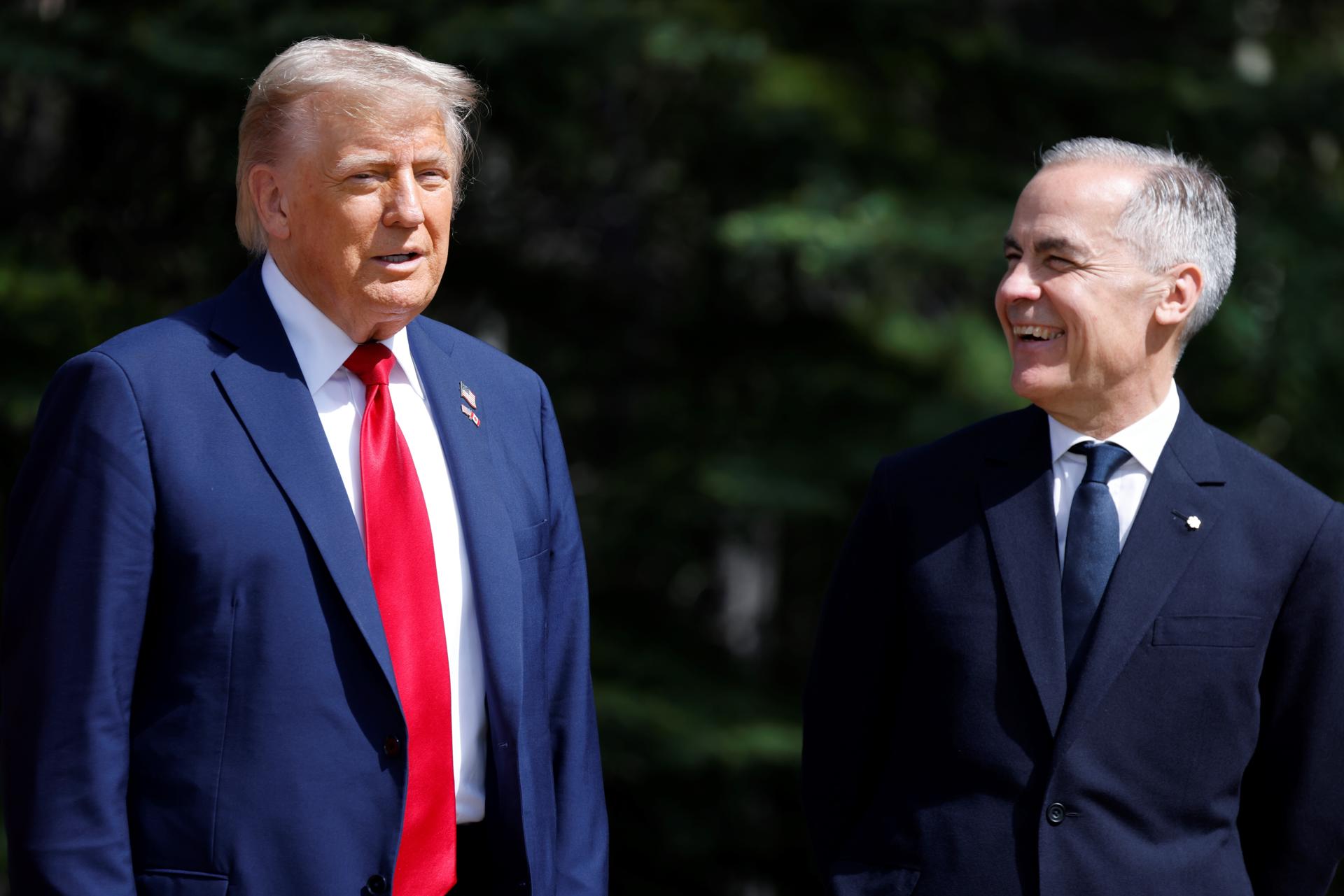 Fotografía de archivo del 16 de junio del 2025 del presidente de Estados Unidos, Donald Trump (i), y el primer ministro canadiense, Mark Carney, durante la cumbre del G7, en Kananaskis, Alberta (Canadá). EFE/ EPA/ LUDOVIC MARIN/ POOL