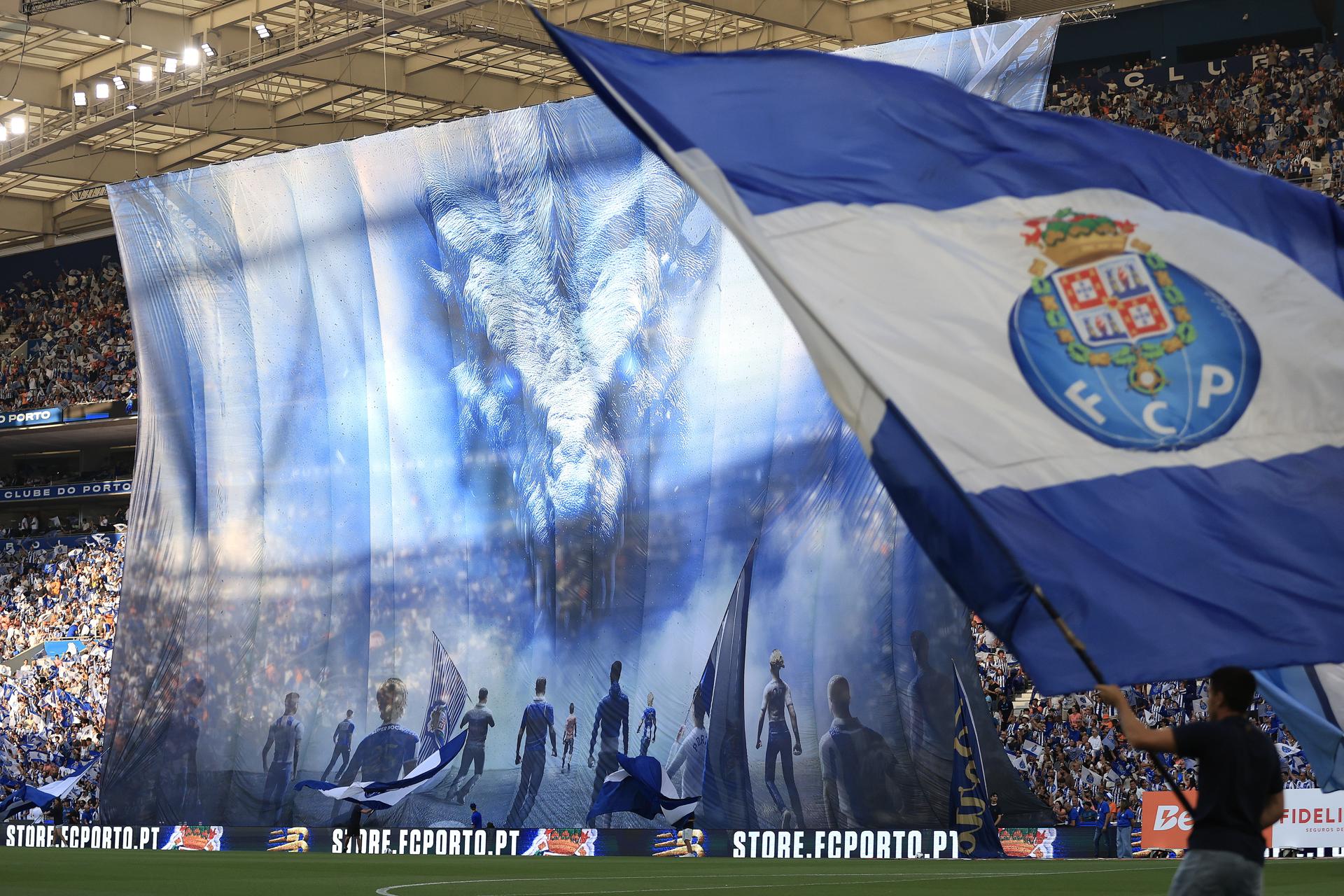 El Oporto y el Atlético de Madrid homenajearon este domingo, antes de empezar el partido amistoso que los enfrenta en el Estadio do Dragão, a los futbolistas portugueses Diogo Jota y André Silva, cuando se cumple un mes del trágico accidente de coche que acabó con sus vidas. EFE/EPA/MANUEL FERNANDO ARAUJO
