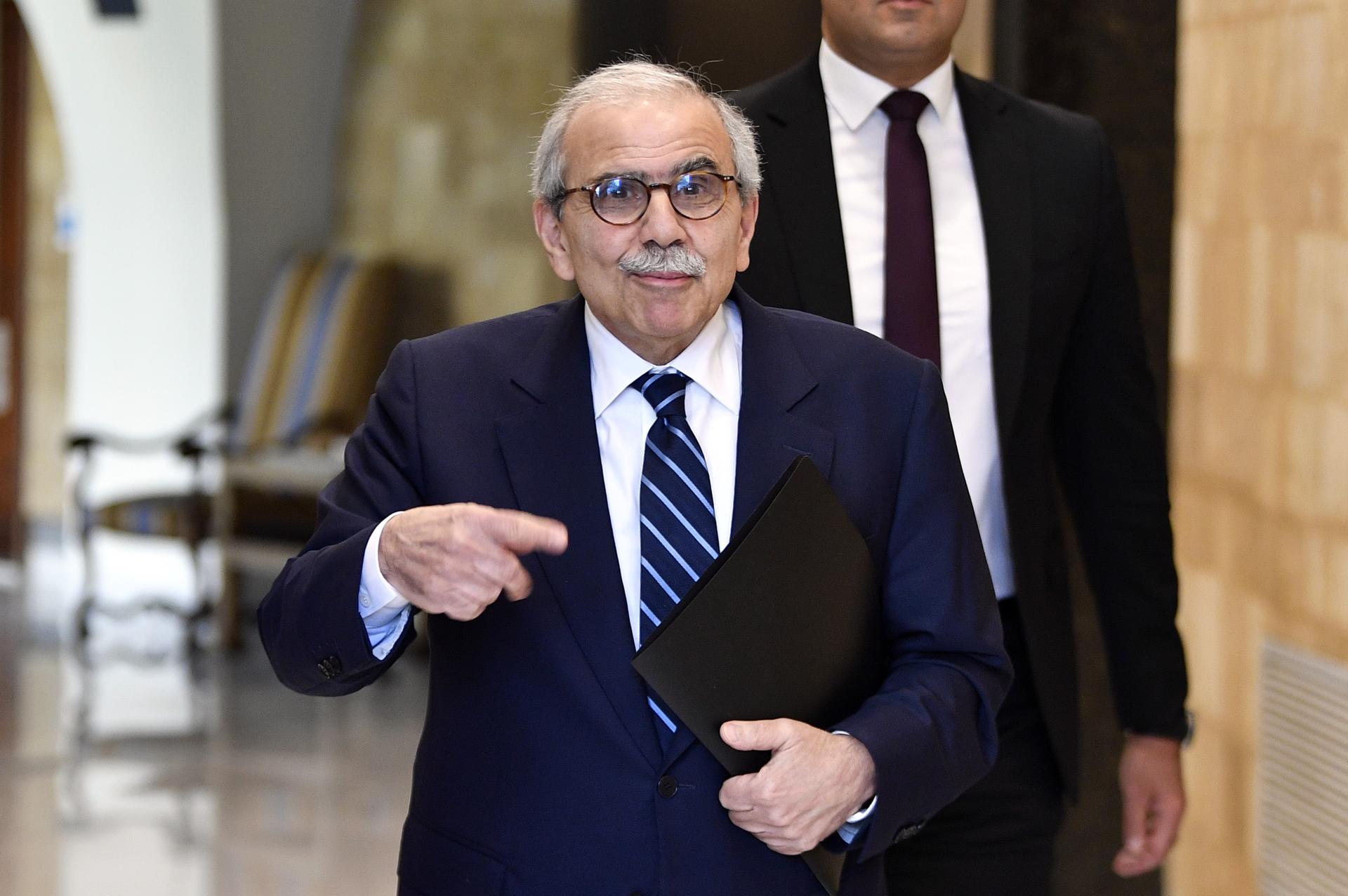 El primer ministro libanés, Nawaf Salam, ingresa a una sesión de gabinete en el palacio presidencial en Baabda, al este de Beirut, Líbano, el 5 de agosto de 2025. La sesión analiza los esfuerzos encaminados a poner todas las armas del país bajo el control del ejército libanés. (Líbano) EFE/EPA/WAEL HAMZEH