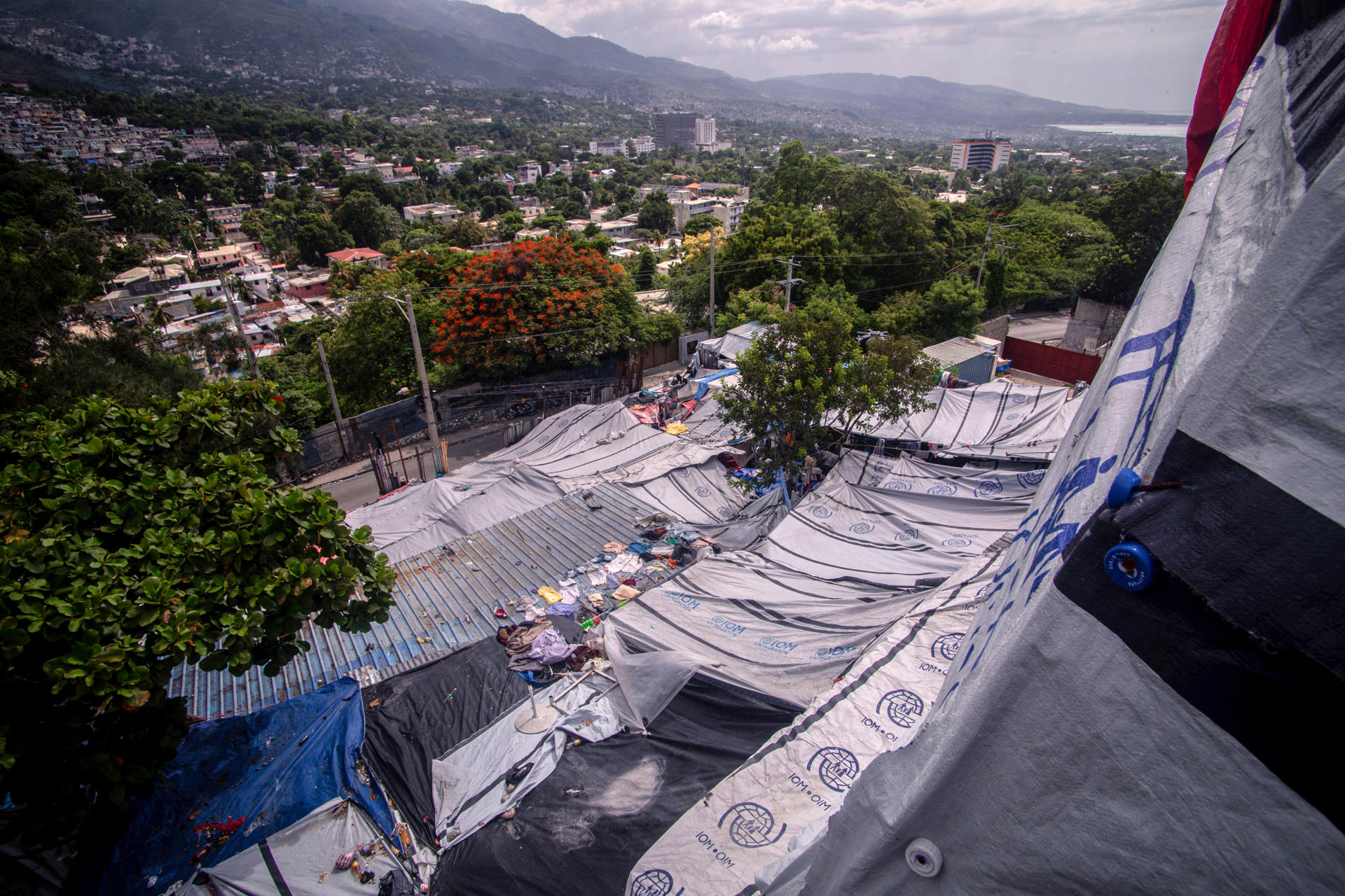 Fotografía del 14 de agosto de 2025 donde se observa el campamento de refugiados de la Oficina de Protección al Ciudadano (OPC), en Puerto Príncipe (Haití). EFE/ Mentor David Lorens