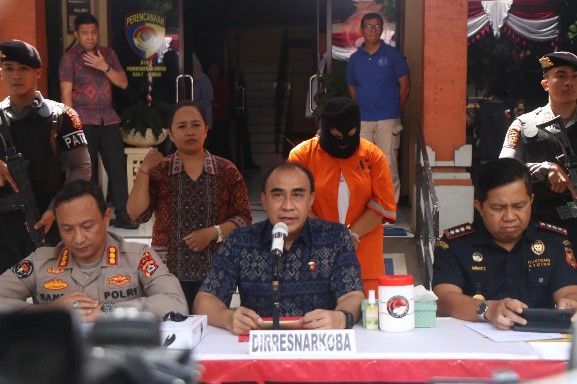 Denpasar (INDONESIA), 19/08/2025.- Una mujer de 42 años, de nacionalidad peruana (traje naranja, cara tapada), fue detenida en Bali tras aterrizar en el aeropuerto internacional de la turística isla con 1.432,87 gramos de cocaína, un delito que Indonesia castiga hasta con la pena de muerte, según informaron este martes las autoridades del país asiático. EFE/Unidad de Narcóticos de la Policía de Bali // SOLO USO EDITORIAL/SOLO DISPONIBLE PARA ILUSTRAR LA NOTICIA QUE ACOMPAÑA (CRÉDITO OBLIGATORIO)