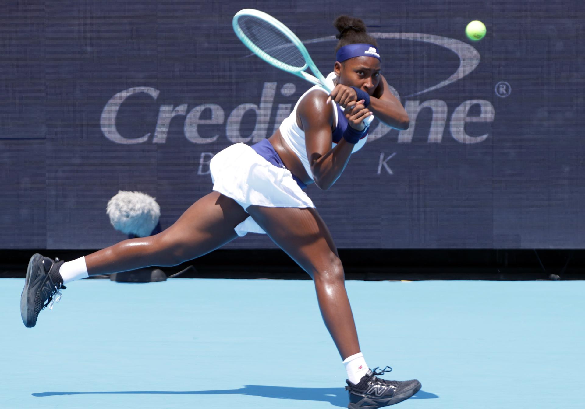 La estadounidense Coco Gauff en acción frente a la china Xinyu Wang en partido del Abierto de Cincinnati (EE.UU.). EFE/EPA/MARK LYONS