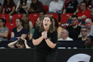 La entrenadora del Kutxabank Araski, Madelén Urieta, durante el encuentro de los cuartos de final de Copa de la Reina frente a Casademont Zaragoza en el Pabellón Príncipe Felipe de Zaragoza el 30 de marzo de 2023. Foto de archivo de: EFE/Javier Belver.