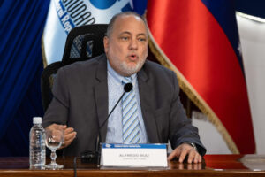 El defensor del Pueblo de Venezuela, Alfredo Ruíz, habla durante una rueda de prensa este lunes, en Caracas (Venezuela). EFE/ Ronald Pena R