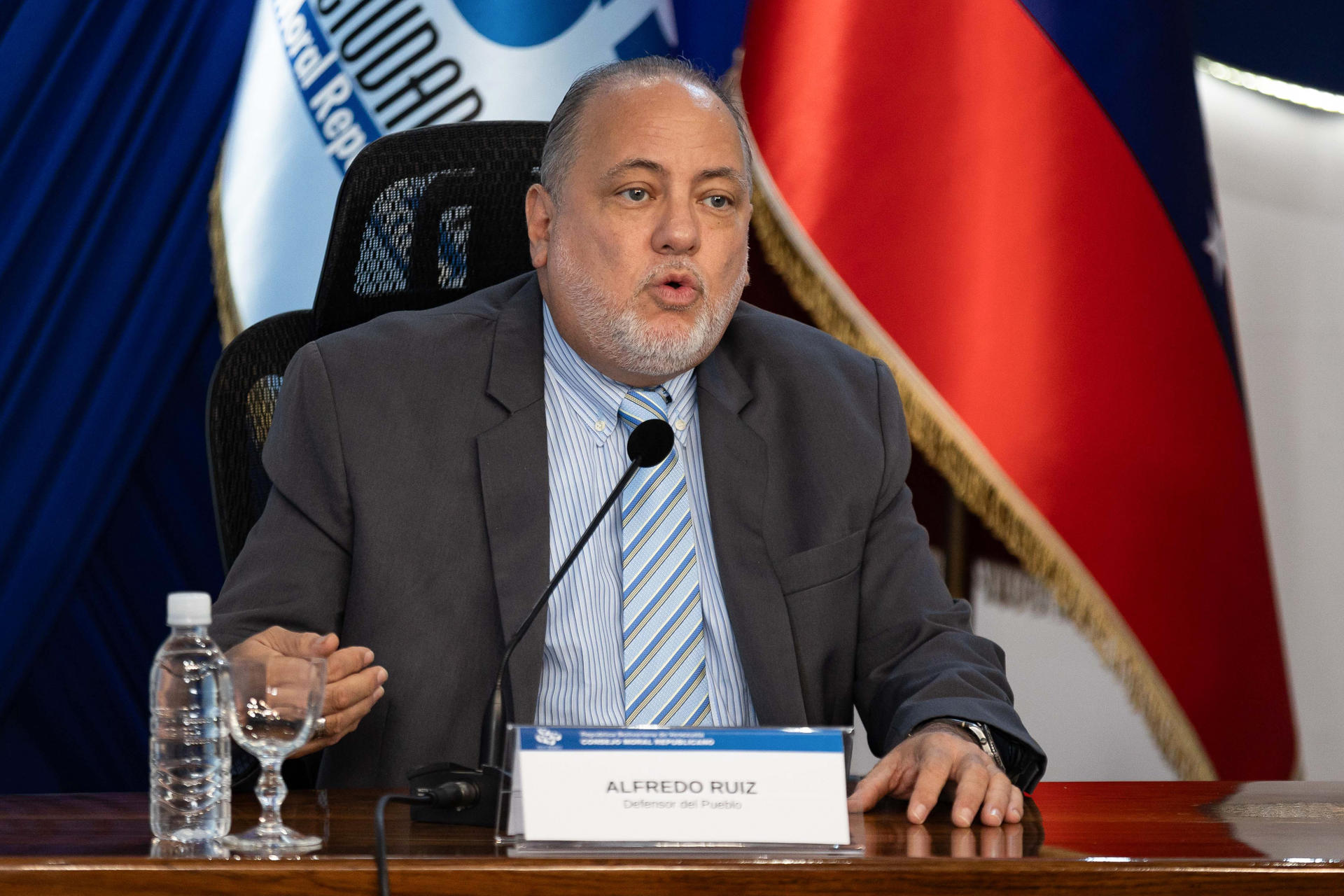El defensor del Pueblo de Venezuela, Alfredo Ruíz, habla durante una rueda de prensa este lunes, en Caracas (Venezuela). EFE/ Ronald Pena R