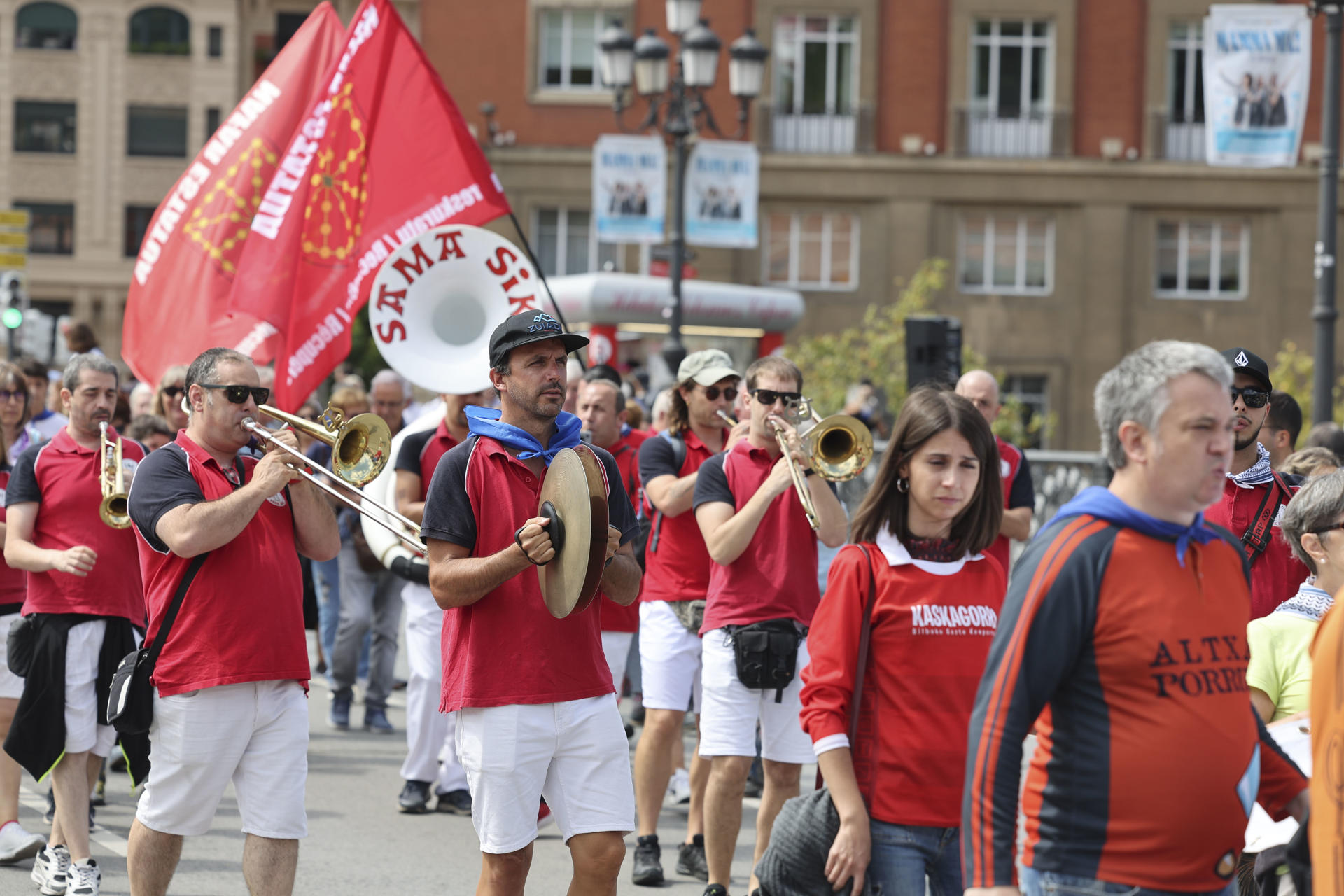 Imagen de la participación de un millar de personas este viernes, Día Grande de las fiestas de Bilbao, en la manifestación en apoyo a los presos de ETA convocada por la asociación Sare y las comparsas de Bilbao.EFE/Luis Tejido
