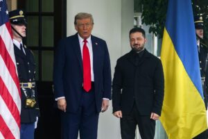 El presidente de Estados Unidos, Donald Trump (i), saluda a su homólogo de Ucrania, Volodímir Zelenski (d), antes de su reunión con líderes europeos en la Casa Blanca en Washington (EE. UU.). EFE/EPA/WILL OLIVER