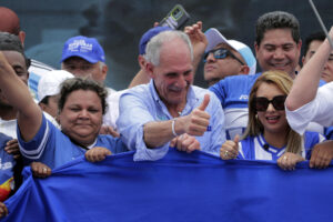 Fotografía de archivo del candidato presidencial del Partido Nacional, Nasry Asfura (c), saludando durante un acto político, en Tegucigalpa (Honduras). EFE/ Gustavo Amador