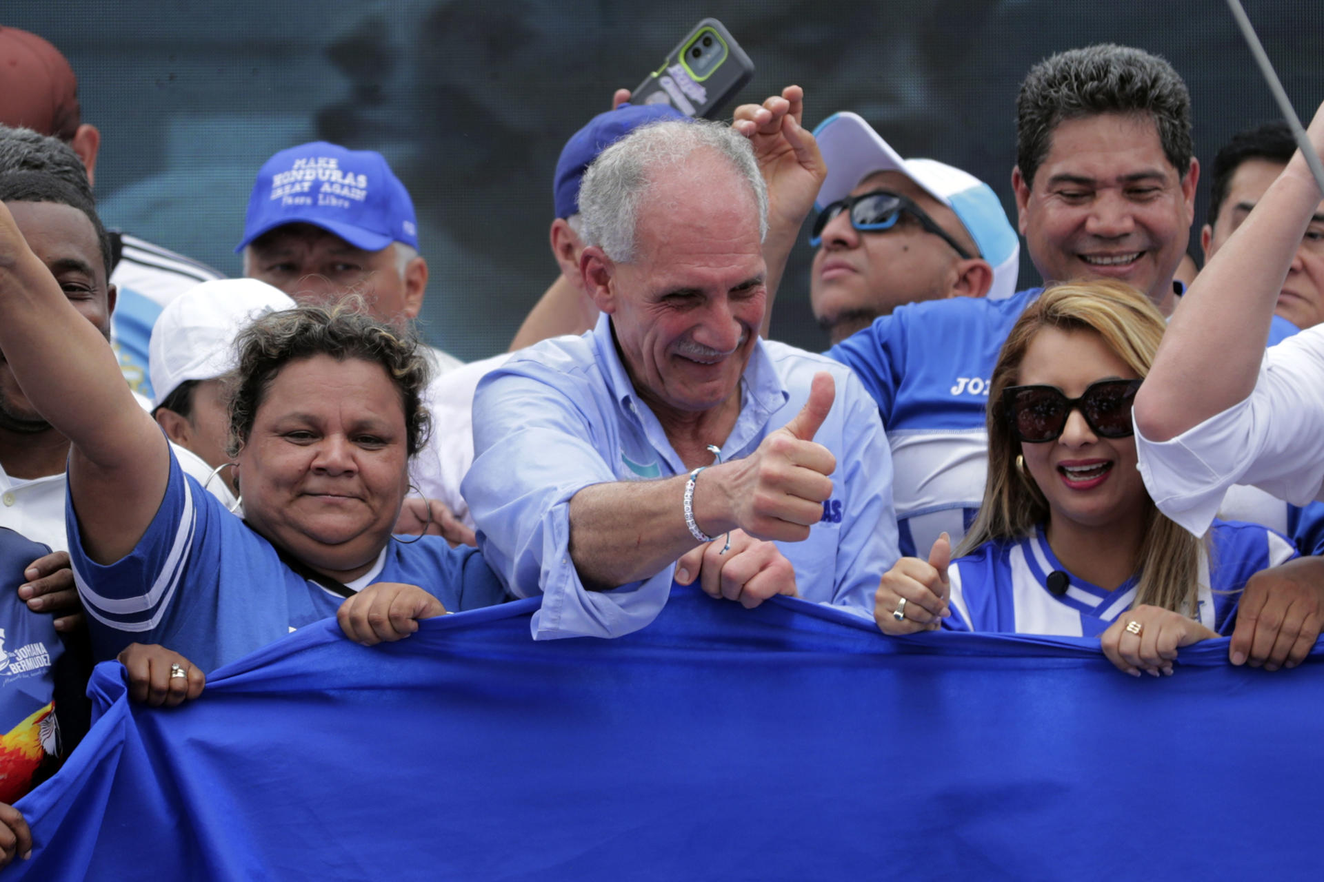 Fotografía de archivo del candidato presidencial del Partido Nacional, Nasry Asfura (c), saludando durante un acto político, en Tegucigalpa (Honduras). EFE/ Gustavo Amador