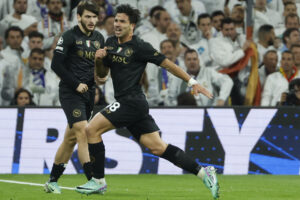 Foto de archivo del ya exdelantero argentino del Nápoles Giovanni Simeone (d) tras marcar el primer gol de su equipo durante el partido de la fase de grupos de la Liga de Campeones ante el Real Madrid en el estadio Santiago Bernabeu. EFE/JuanJo Martín