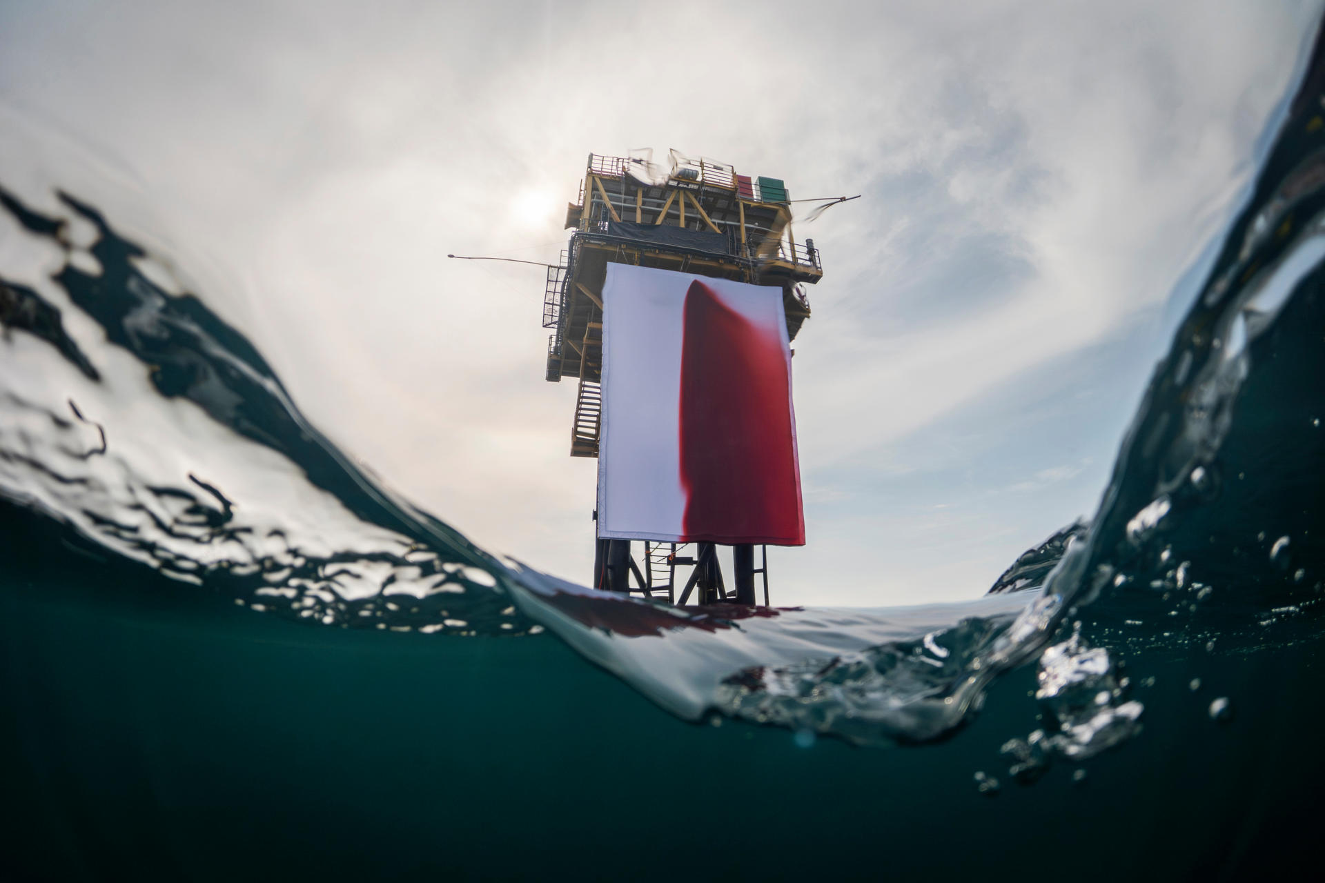 Greenpeace ha instalado en una plataforma gasística de la multinacional Shell en el mar del Norte una obra de la artista Anish Kapoor para denunciar el impacto de los combustibles fósiles en el clima, informó este jueves la organización ecologista. EFE/ Andrew Mcconnell / Greenpeace SOLO USO EDITORIAL SOLO DISPONIBLE PARA ILUSTRAR LA NOTICIA QUE ACOMPAÑA (CRÉDITO OBLIGATORIO)
