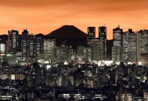 El pico del monte Fuji puede verse sobre los rascacielos Shinjuku en Tokio al amanecer el miércoles 27 de diciembre de 2006. EFE/ KIMIMASA MAYAMA/Archivo