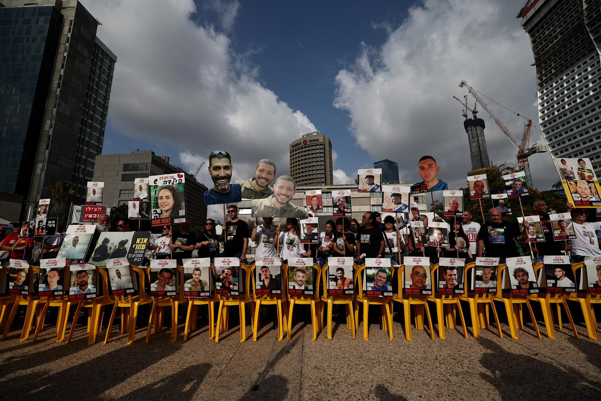 Manifestantes que apoyan a las familias de los rehenes israelíes retenidos por Hamas en la Franja de Gaza protestan en la Plaza de los Rehenes en Tel Aviv, Israel, 26 de agosto de 2025. La protesta forma parte de las actividades del día nacional de lucha - 'Israel se mantiene unido'. (Protestas) EFE/EPA/ATEF SAFADI