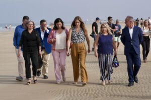 La vicepresidenta y ministra para la Transición Ecológica y el Reto Demográfico, Sara Aagesen, junto a la alcaldesa de la ciudad, Patricia Cavada, ha visitado este miércoles el resultado de las obras de emergencia realizadas en la playa de Camposoto, en San Fernando, Cádiz, que se han realizado durante el mes de junio de 2025 tras los fuertes temporales de la primavera. EFE/ Román Ríos.