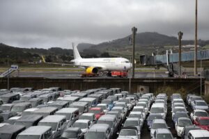 Imagen de archivo de un avión de la compañía Vueling en el aeropuerto Tenerife Norte-Ciudad de La Laguna. EFE/ Cristóbal García